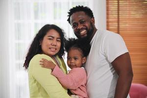 familia multiétnica alegre y su ocio en casa foto