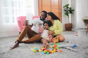 familia multiétnica alegre y su ocio en casa foto