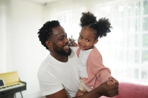 familia multiétnica alegre y su ocio en casa foto