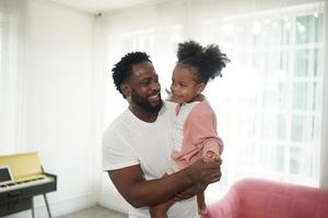 familia multiétnica alegre y su ocio en casa foto