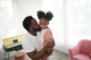 familia multiétnica alegre y su ocio en casa foto