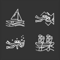 conjunto de iconos de tiza de deportes acuáticos. buceo en cuevas, vela y rafting. tipos de deportes extremos. vacaciones de verano, aventura y hobby, actividades en la playa. Ilustraciones de vector pizarra