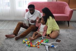 familia multiétnica alegre y su ocio en casa foto