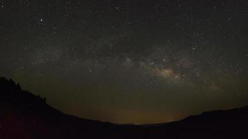 galaxia vía láctea con estrellas y polvo espacial en el universo, fotografía de larga exposición, con grano. foto