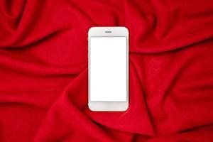 teléfono móvil simulado negro sobre fondo de tela roja. maqueta de aplicación móvil. pantalla en blanco del teléfono inteligente, maqueta del teléfono. foto