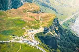 vuelo aéreo sobre la vista del parque nacional kazbegi en las montañas del cáucaso. rusia georgia amistad monumento de pie en gudauri y vista cinematográfica montañas del cáucaso imágenes ultrahd 4k foto