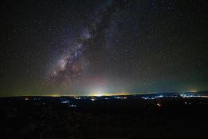 galaxia de la vía láctea con suelo de piedra de perilla se llama mirador lan hin pum en el parque nacional phu hin rong kla en phitsanulok, tailandia foto