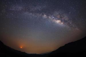 fotografía nocturna en phitsanulok. galaxia de la vía láctea con luna y polvo espacial en el universo foto