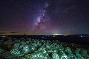 galaxia de la vía láctea con suelo de piedra de perilla se llama mirador lan hin pum en el parque nacional phu hin rong kla en phitsanulok, tailandia foto