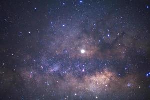 el centro de la galaxia de la vía láctea con estrellas y polvo espacial en el universo, fotografía de larga exposición, con grano foto