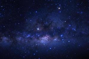 el centro de la galaxia de la vía láctea con estrellas y polvo espacial en el universo, fotografía de larga exposición, con grano foto