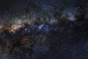 galaxia vía láctea con estrellas y polvo espacial en el universo, fotografía de larga exposición, con grano. foto