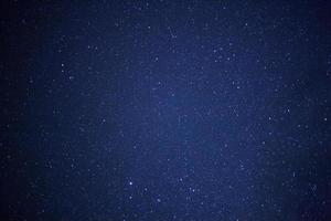 cielo nocturno estrellado, galaxia vía láctea con estrellas y polvo espacial en el universo foto