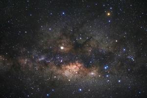 galaxia vía láctea con estrellas y polvo espacial en el universo, fotografía de larga exposición, con grano. foto