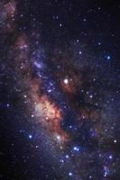 galaxia vía láctea con estrellas y polvo espacial en el universo, fotografía de larga exposición, con grano. foto