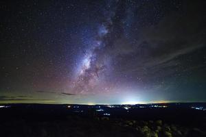 galaxia de la vía láctea con suelo de piedra de perilla se llama mirador lan hin pum en el parque nacional phu hin rong kla en phitsanulok, tailandia foto