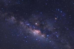 galaxia vía láctea con estrellas y polvo espacial en el universo foto