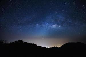 galaxia paisajística de la vía láctea con estrellas y polvo espacial en el universo, fotografía de larga exposición, foto