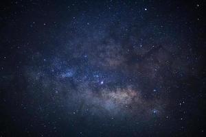 el centro de la galaxia de la vía láctea con estrellas y polvo espacial en el universo, fotografía de larga exposición, con grano. foto