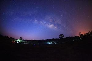 galaxia paisajística de la vía láctea con estrella y polvo espacial en el universo, fotografía de larga exposición, con grano. foto