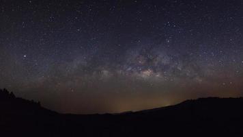 galaxia vía láctea con estrellas y polvo espacial en el universo, fotografía de larga exposición, con grano. foto