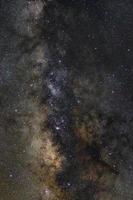 galaxia vía láctea con estrellas y polvo espacial en el universo, fotografía de larga exposición, con grano. foto