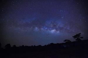 galaxia paisajística de la vía láctea con nubes y polvo espacial en el universo, fotografía de larga exposición, con grano. foto