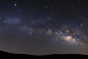 paisaje con vía láctea, cielo nocturno con estrellas y silueta de alta montaña. foto