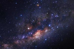 galaxia vía láctea con estrellas y polvo espacial en el universo, fotografía de larga exposición, con grano. foto