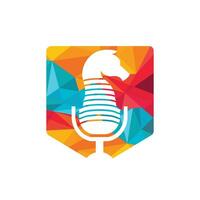 concepto de logotipo de vector de podcast estratégico. plantilla de diseño de logotipo de icono de podcast de ajedrez.