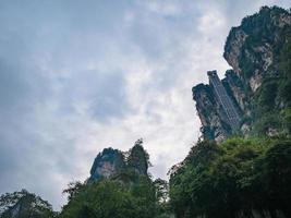 ascensor bailong del parque forestal nacional de zhangjiajie en el distrito de wulingyuan ciudad de zhangjiajie china.ascensor bailong el ascensor al aire libre más alto del mundo foto