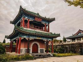 gulou en edificio de nombre chino en el templo de tianmen en la montaña de tianmen en la ciudad china de zhangjiajie. El templo de tianmen está en la cima de la montaña de tianmen y es un punto de referencia de la ciudad de zhangjiajie en china foto