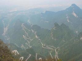 hermosa vista superior de la carretera tongtian la carretera sinuosa 99 curvas camino a la puerta del cielo, zhangjiagie, parque nacional de la montaña tianmen, hunan, china foto