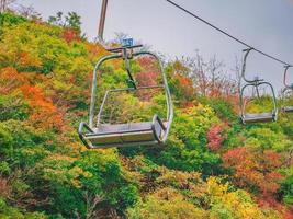 telesilla teleférico que cruza la montaña en el parque nacional de la montaña tianmen en la temporada de otoño. montaña tianmen el hito de viaje de la ciudad china de hunan zhangjiajie foto