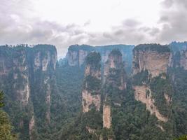 hermosa montaña de yuanjiajie o montaña avartar en el parque forestal nacional de zhangjiajie en el distrito de wulingyuan ciudad de zhangjiajie china foto