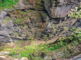 mire hacia abajo desde el valle de la montaña en la montaña tianmen en la ciudad china de zhangjiajie. montaña tianmen el destino de viaje de la ciudad china de hunan zhangjiajie foto