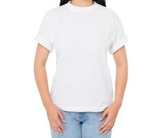 maqueta de camiseta - chica asiática en camiseta de cerca aislada sobre blanco foto