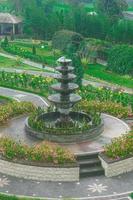 fuente de agua en el jardín de flores Foto Premium