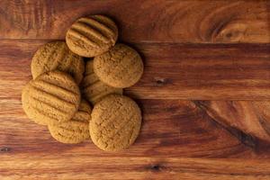 galletas de jengibre en tablero de madera foto