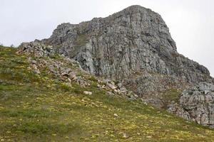 paisaje de montaña en un día nublado foto