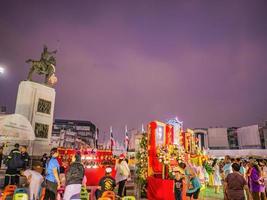 bangkok.thailand -28 de diciembre de 2018.personas desconocidas visitan el festival king taksin en wongwianyai bangkok city thailand.king taksin el gran rey que salvó a tailandia en la historia foto