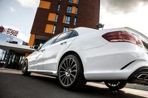 chisinau, moldavia, 02 de junio de 2020. festival del club mercedes-benz en moldavia. mercedes-benz e class w 212. amg e 63. foto editorial.