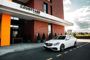 chisinau, moldavia, 02 de junio de 2020. festival del club mercedes-benz en moldavia. mercedes-benz e class w 212. amg e 63. foto editorial.