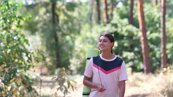 campeggio ragazza a il parco per alcuni yoga video