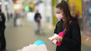 vrouw boodschappen doen Bij de winkelcentrum video