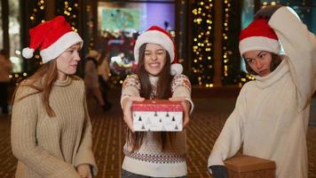 niñas de navidad intercambian regalos al aire libre video