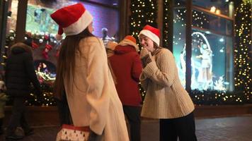 niñas de navidad intercambian regalos al aire libre video