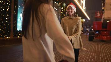 Natale ragazze commercio regali all'aperto video