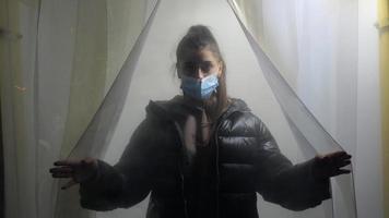 kvinna som förs in i mänsklig desinfektion kammare video