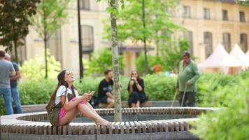 vrouw zittend buiten gebruik makend van telefoon video